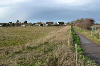 Looking along the path from Trumpington to Addenbrooke�s towards Foster Road, with the Virido site to the left, Clay Farm, 8 December 2014.