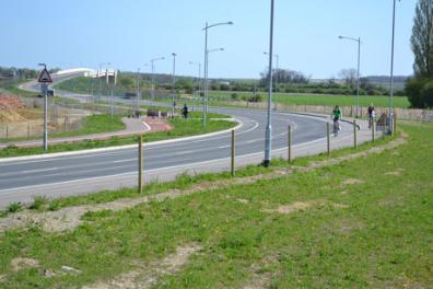 Looking along Addenbrooke’s Road toward Hobson’s Brook, Clay Farm. Photo: Andrew Roberts, 9 April 2011.