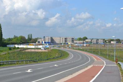 Looking from the Addenbrooke’s Road bridge to the Seven Acres development, Clay Farm. Photo: Andrew Roberts, 16 May 2013.