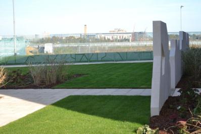 New play area beside Addenbrooke’s Road, with the hospital in the background, Skanska development, Clay Farm. Photo: Andrew Roberts, 30 October 2013.