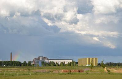 Looking towards Addenbrooke�s (including the new car park) from the Clay Farm spine road, 8 June 2014.