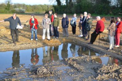 Local History Group visit to the archaeological excavation on Clay Farm: Richard Mortimer describing Middle Bronze Age. Photo: Andrew Roberts, 7 April 2011.