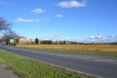 Looking across Hauxton Road to Bishop’s Court and Bishop’s Road, before the start of construction work on Glebe Farm. Photo: Andrew Roberts, 14 February 2011.