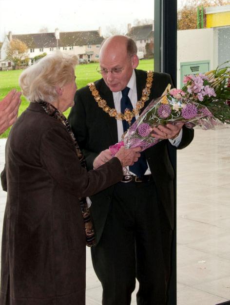 Audrey King presented a bouquet to Councillor Russ McPherson (Mayor) at the opening of the Pavilion, 14 November 2009. Photo: Stephen Brown. (Pavilion_4524)