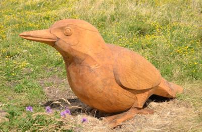 Wood carving of a bird in Trumpington Meadows Country Park. Photo: Andrew Roberts, 30 July 2016.