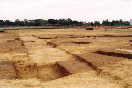 Archaeological excavation of Neolithic monument in the area of the future school playing field. Photo: Andrew Roberts, 3 October 2010.